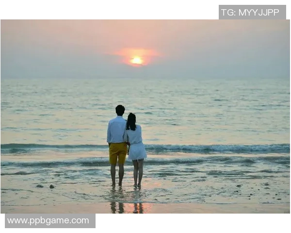 落日余晖下孤独的球场上那道渐行渐远的足球英雄背影